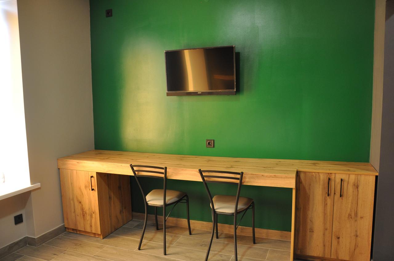 Full House Capsule Hostel Rivne Exterior photo The green room at the station