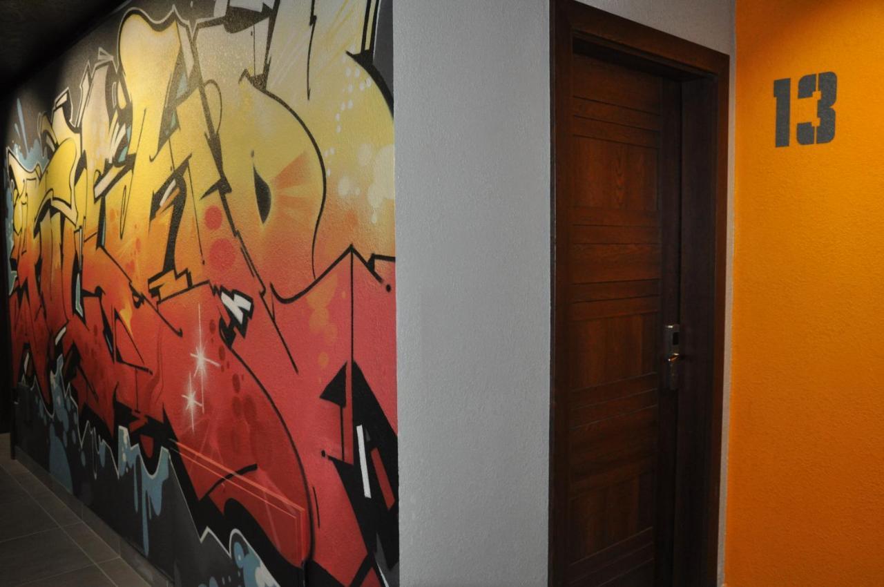 Full House Capsule Hostel Rivne Exterior photo A door in the hostel