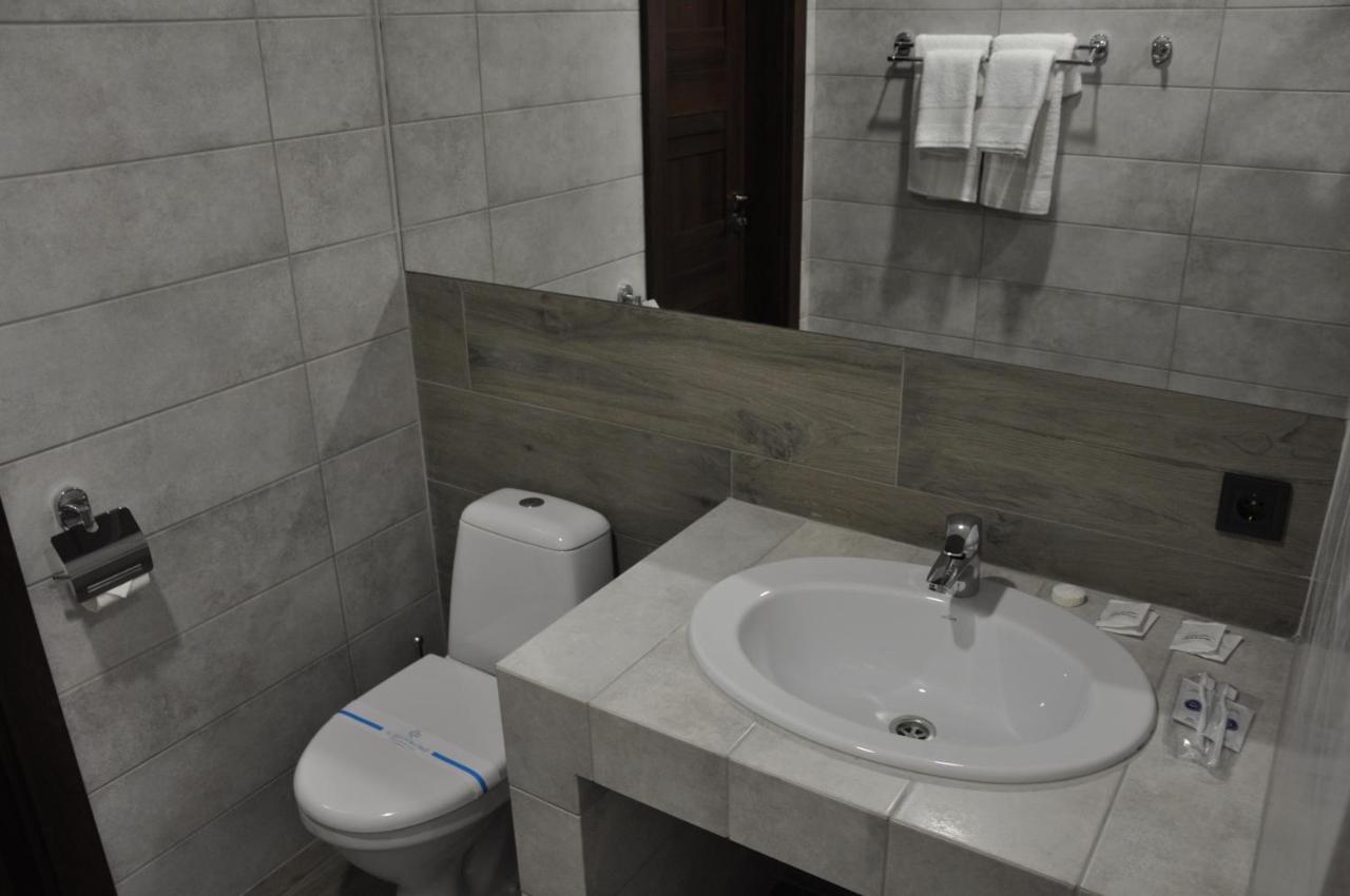 Full House Capsule Hostel Rivne Exterior photo Bathroom